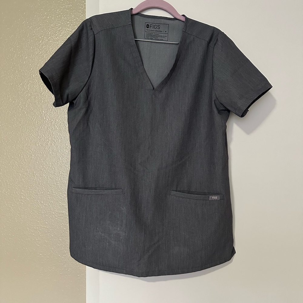 Figs size medium/large in graphite. Casma top and Zamora jogger bottoms